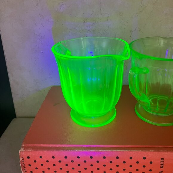Vintage 1930’s 16 Panel Green Uranium Glass Cream and Sugar Set. Brilliant Glow - Picture 3 of 8